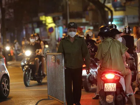 Phố đi bộ hồ Gươm tấp nập ngày đầu mở cửa trở lại