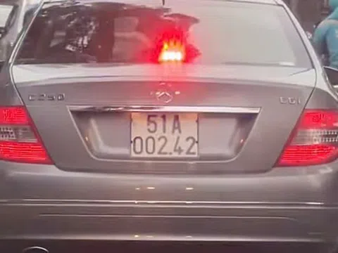 TP HCM: Xác minh ô tô hiệu Mercedes bật đèn giống đèn ưu tiên