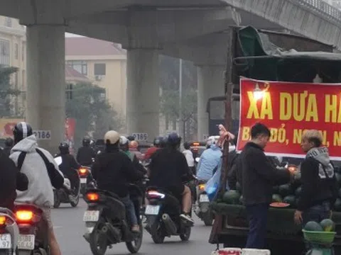 Nhan nhản sạp hàng tự phát ngang nhiên lấn chiếm lòng đường: Cơ quan chức năng ở đâu?