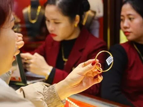 Chuyên gia: Giá vàng khó giảm mạnh, thận trọng khi 'lướt sóng', đầu tư