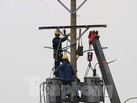 Cận cảnh di dời loạt trụ điện trên đường nghìn tỷ, cứu kẹt xe cửa ngõ TPHCM
