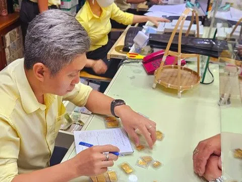 Giá vàng miếng SJC tăng "đỉnh nóc kịch trần", nhiều người vẫn mua cất giữ