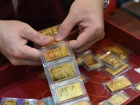 Giá vàng lập đỉnh rồi quay đầu, nhà đầu tư nên mua hay bán?