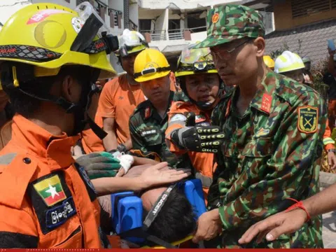 Nóng: Lực lượng cứu hộ Việt Nam ở Myanmar giải cứu 1 nạn nhân động đất còn sống