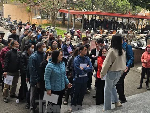 Hà Nội: Người dân xếp hàng làm thủ tục đất đai, cán bộ phải làm ngoài giờ