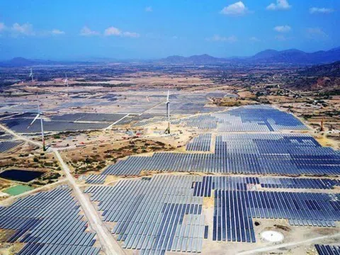 Tin mới về 'lùm xùm' giá điện tạm thời, vướng mắc dự án năng lượng tái tạo