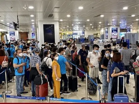 Giá vé máy bay dịp lễ 30/4-1/5 cao vút, nhiều chặng hết vé