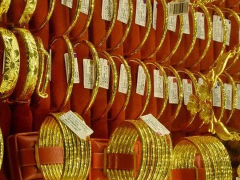 Giá vàng miếng SJC, vàng nhẫn rớt mạnh, có nên mua vào?