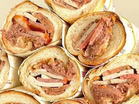 Hội chị em rủ nhau ‘xách tay’ bánh mì đắt nhất TP.HCM