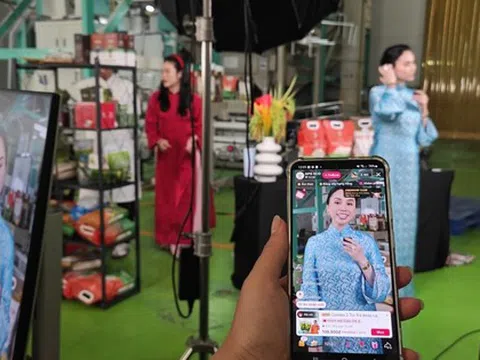 CEO Việt kiều livestream bán gạo tại nhà máy