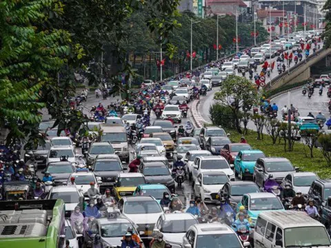 Mưa tầm tã, người Hà Nội chật vật nhiều giờ mới đến được công sở