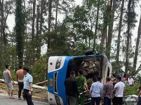 Lật xe khách trên đèo Tam Đảo, 2 người chết, 11 người bị thương