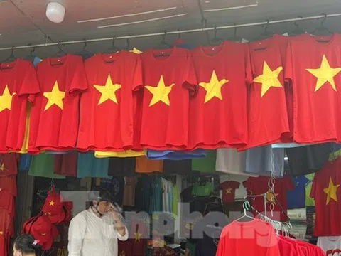 Người dân TPHCM nườm nượp đi mua áo, mũ, cờ đỏ sao vàng