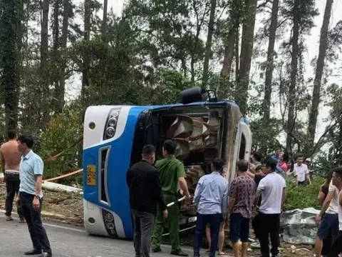 Ô tô khách lật trên đèo Tam Đảo, nhiều người bị thương