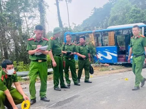 Tạm giữ tài xế xe khách bị lật trên đèo Tam Đảo làm 4 người tử vong