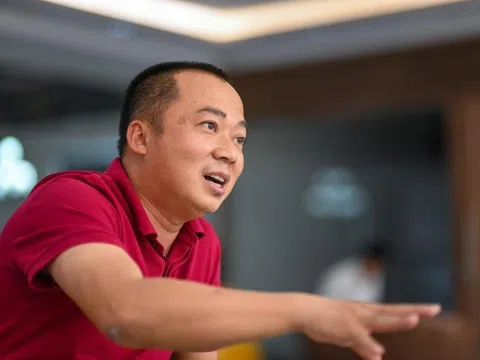 CLIP: Sếp lớn Thế giới Di động tự tay dọn dẹp sau Đại hội cổ đông