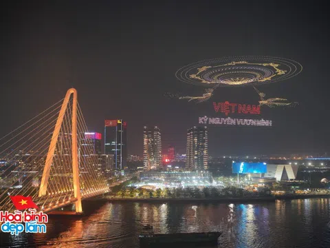 Cận cảnh 10.500 drone trình diễn mừng đại lễ 30/4 trên bầu trời TP.HCM