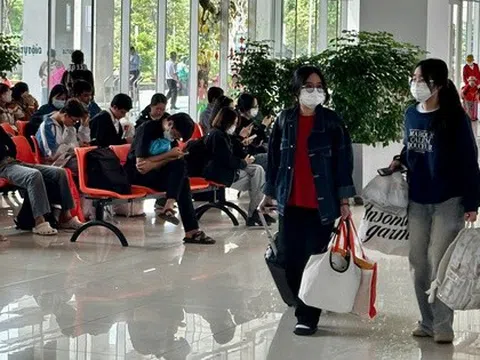 Từ trưa 29-4, người dân bắt đầu ùn ùn đổ về các bến xe lớn tại TP HCM
