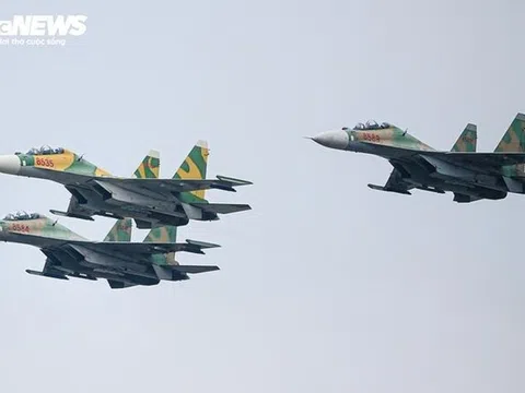 Sức mạnh tiêm kích đa năng Su-30MK2 trình diễn tại lễ diễu binh 30/4