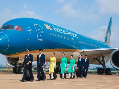 Khách quốc tế bùng nổ, giá nhiên liệu giảm giúp Vietnam Airlines báo lãi