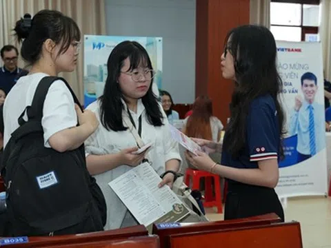 Công chức trẻ tự tin với công việc mới