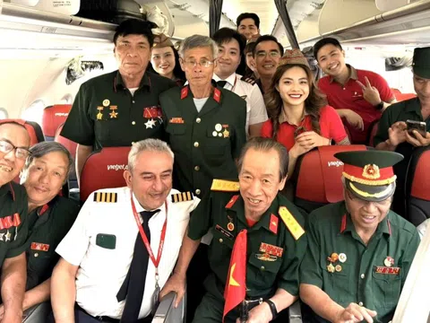 Đoàn khách đặc biệt đi máy bay của tỷ phú Nguyễn Thị Phương Thảo và hành động bất ngờ của đoàn tiếp viên
