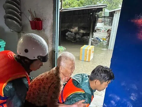 Mưa kinh hoàng, người dân ở Bình Dương bật khóc nhìn nhà ngập lụt, tan hoang