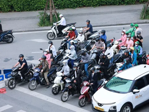 Hình ảnh lạ thường được ghi nhận tại Hà Nội vào buổi sáng sớm đầu tuần