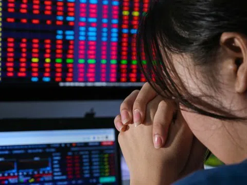 Chứng khoán tăng mạnh, Việt Nam-Index nhẹ nhàng vượt 1.300 điểm, sao nhiều nhà đầu tư vẫn "xa bờ"?