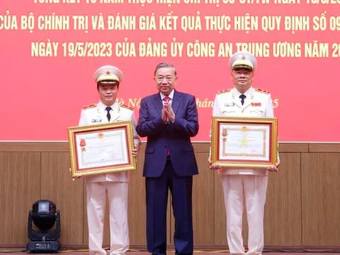Trung tướng Tô Ân Xô, Trợ lý Tổng Bí thư, được tặng Huân chương Quân công hạng Ba