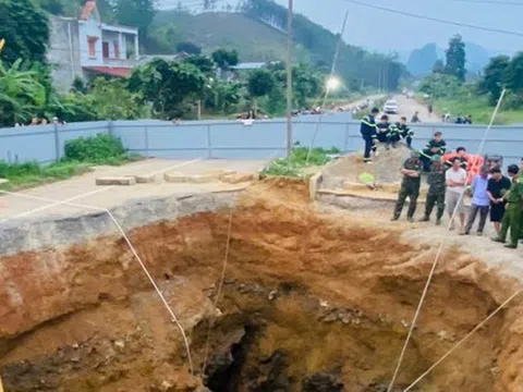 VIDEO: Hình ảnh cuối cùng của người đi xe máy trước khi lao xuống “hố tử thần” mất tích