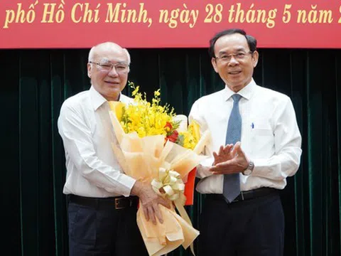 Ông Phan Nguyễn Như Khuê nhận quyết định nghỉ hưu