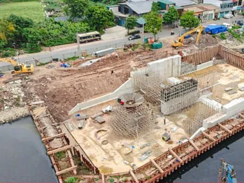 Công trình đập dâng giữ nước đầu tiên trên sông Tô Lịch dần thành hình