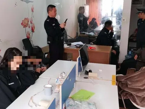 Cảnh sát ập vào bắt giữ 8 đối tượng giả danh nhân viên công ty chứng khoán, phanh phui đường dây lừa đảo, số tiền lên đến 153 tỷ