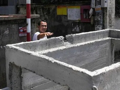 Làm đường cao hơn nền nhà cả mét, dân bắc cầu mới 'ngoi' được ra ngoài