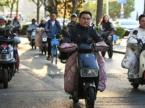 Dân đông, xe máy điện chạy đầy đường, xếp hàng sạc kín các chung cư: Trung Quốc xử lý kiểu gì?