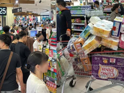 Siêu thị, chợ "thất thủ" trước bão - Tích trữ nhu yếu phẩm sao cho đúng?