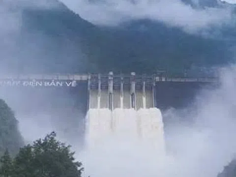 Lượng nước về hồ thủy điện Bản Vẽ đạt mức “kỷ lục” 9.543 m³/s, nhà dân ngập ngang nóc