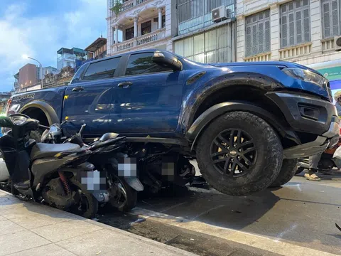 Hà Nội: Cận cảnh xe bán tải lao lên vỉa hè phố Khâm Thiên, chồm lên nhiều xe máy, người dân hoảng loạn