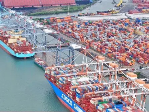 Ngắm cảng nước sâu lớn nhất Việt Nam thường xuyên đón siêu tàu quốc tế