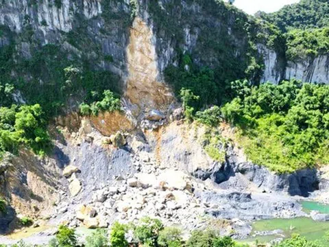 VIDEO: Hàng ngàn m3 đá rơi ầm ầm từ trên núi ở Thanh Hóa