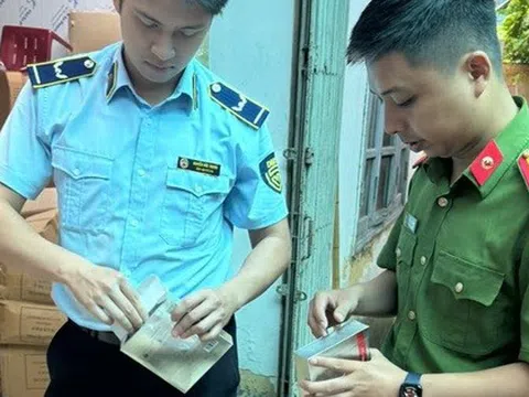 Lật tẩy kho mặt nạ Lucenbase nhập lậu giữa Thủ đô: 15.000 sản phẩm không rõ nguồn gốc