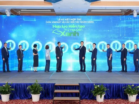 Vinfast và 12 ngân hàng, tổ chức tài chính chung tay hỗ trợ người dân Hà Nội chuyển sang xe điện