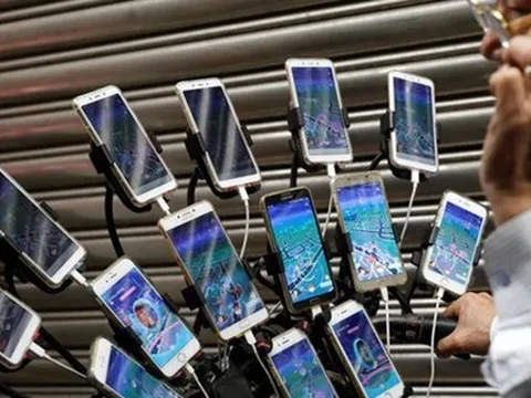 Công an đột kích 4 phòng livestream chứa hơn 20 chiếc điện thoại sáng suốt ngày đêm: phanh phui đường dây bán hàng giả trị giá 11 tỷ đồng, tịch thu 10.000 món đồ nhái